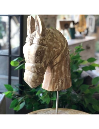 Escultura cabeza de caballo tallada en madera teca